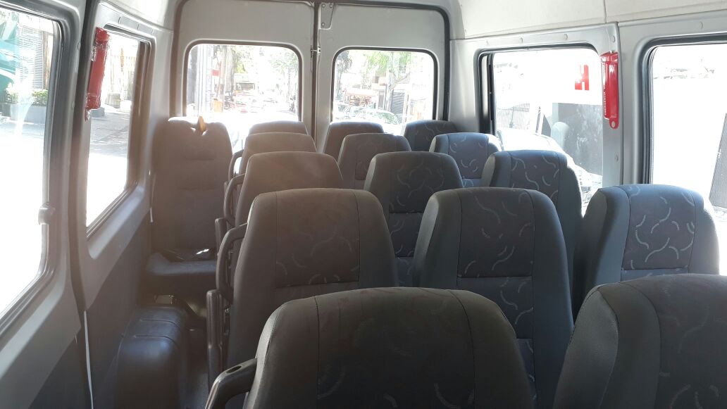 Interior da van com poltronas