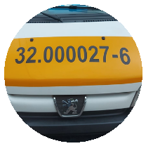 Número 32.000027-6 na frente da van